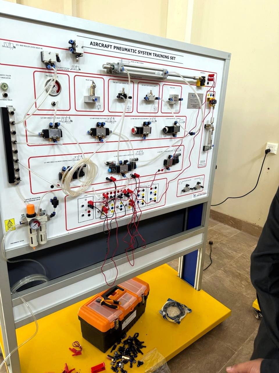Pneumatic system trainer at SATS